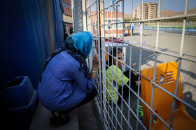 مادر مریم برای حفظ روحیه دخترش او را در تمامی تمرین ها و مسابقات همراهی میکند.  